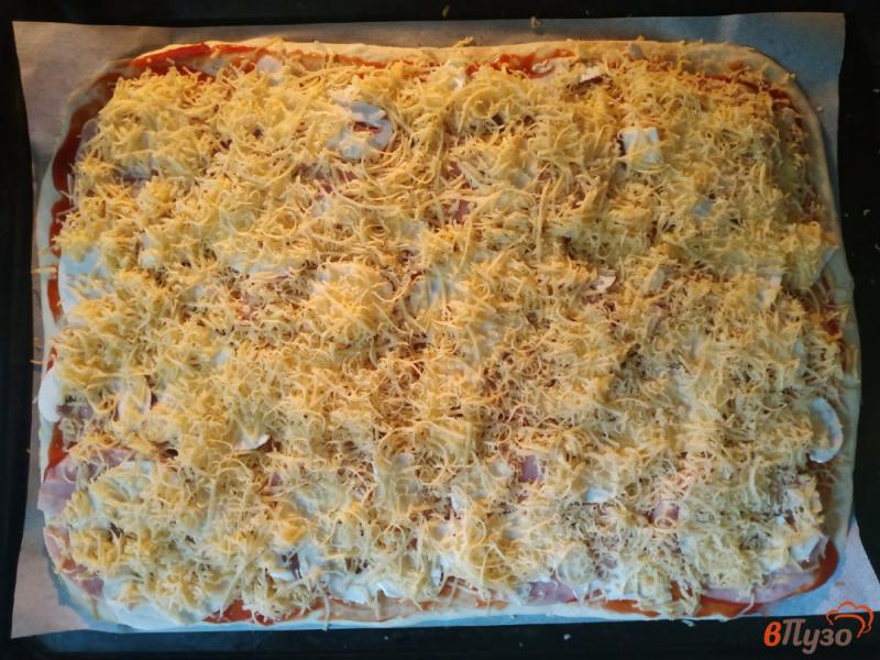 Фото приготовление рецепта: Пицца с грибами по-домашнему шаг №6