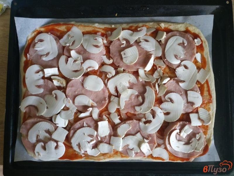 Фото приготовление рецепта: Пицца с грибами по-домашнему шаг №5