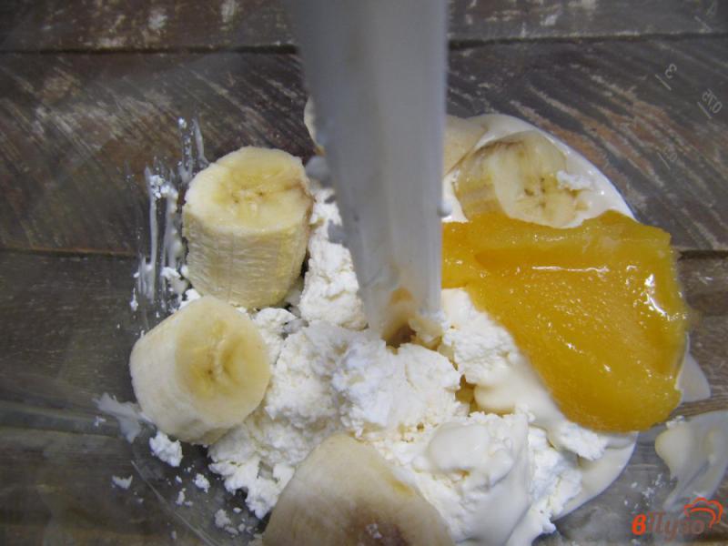 Фото приготовление рецепта: Творожно-банановый крем шаг №2