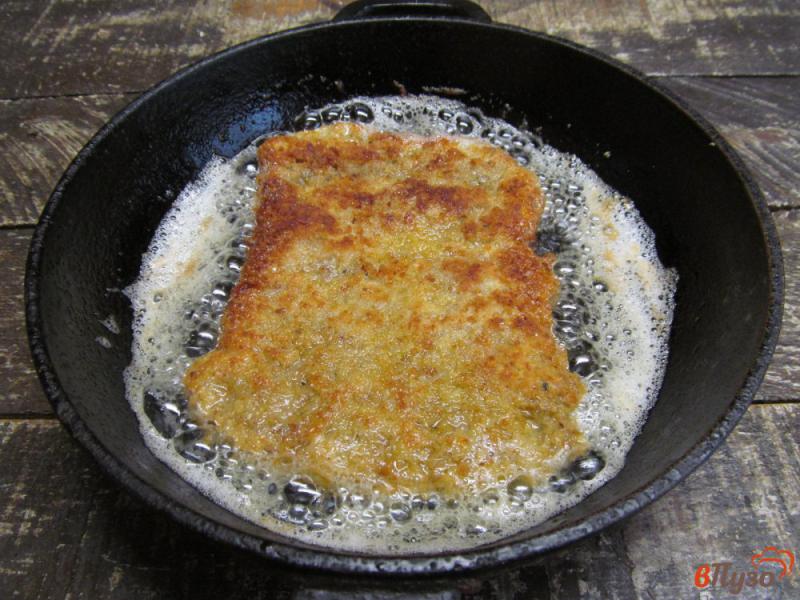 Фото приготовление рецепта: Шницель из телятины с луковыми пирожками шаг №6