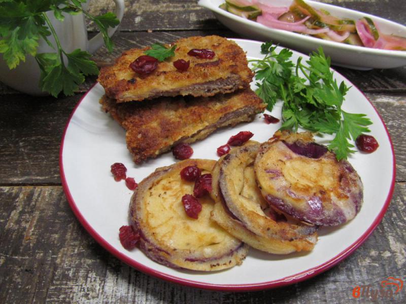 Фото приготовление рецепта: Шницель из телятины с луковыми пирожками шаг №13