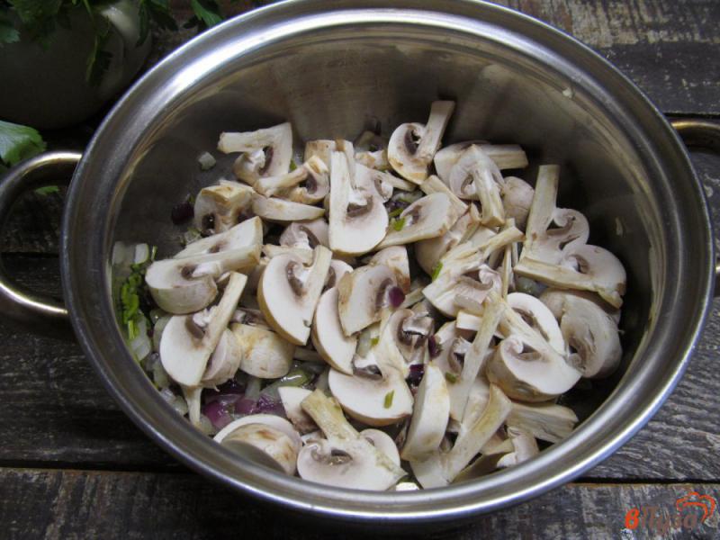 Фото приготовление рецепта: Суп из фасоли с грибами и кукурузной мукой шаг №2