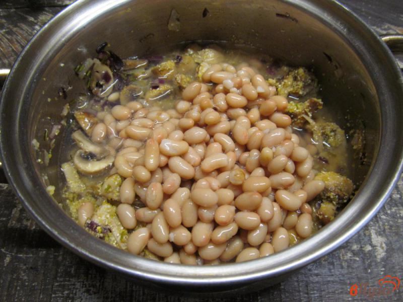 Фото приготовление рецепта: Суп из фасоли с грибами и кукурузной мукой шаг №4