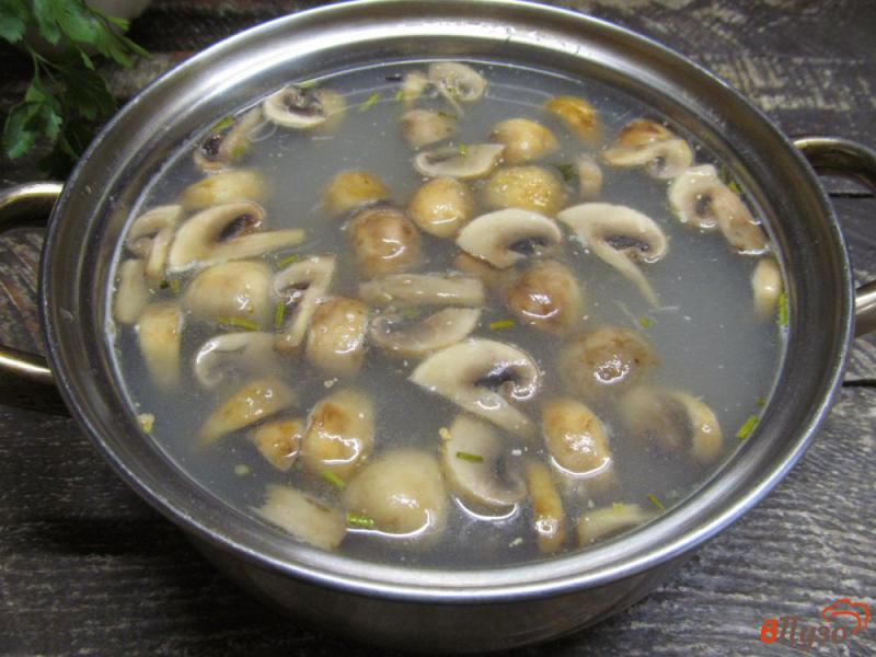 Фото приготовление рецепта: Суп из фасоли с грибами и кукурузной мукой шаг №5