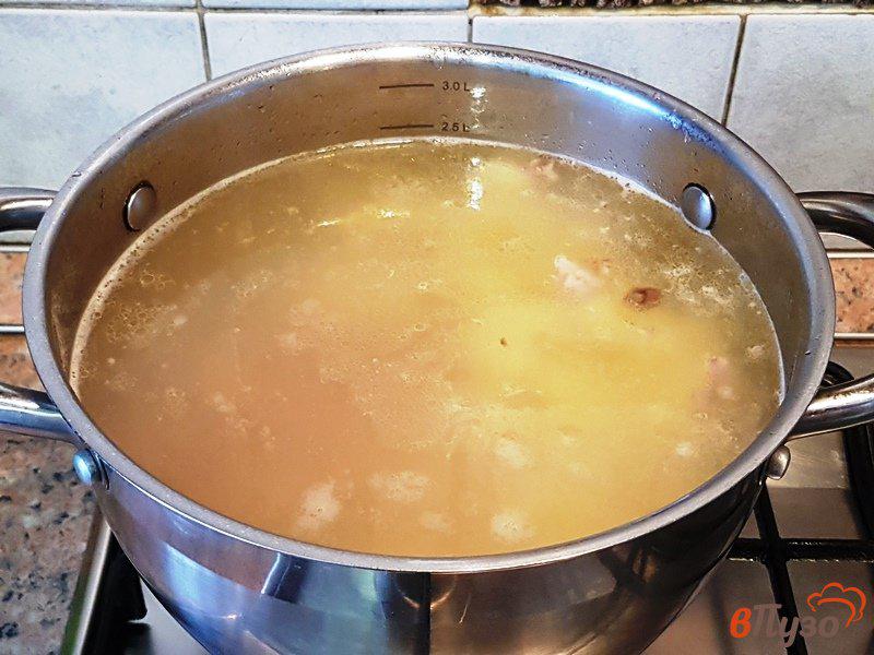 Фото приготовление рецепта: Томатный суп с копченой курицей шаг №4