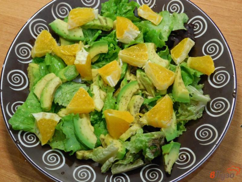 Фото приготовление рецепта: Салат с авокадо и апельсином шаг №2