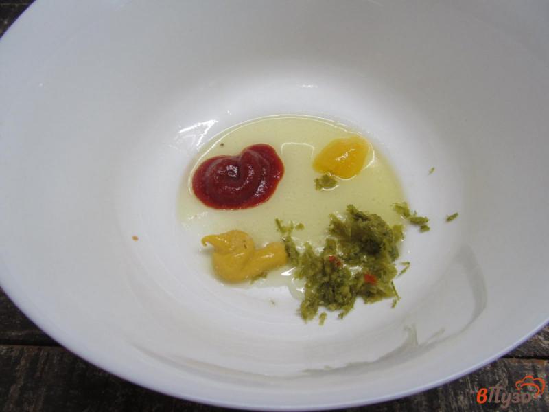 Фото приготовление рецепта: Помидорный салат с заправкой из кетчупа шаг №1