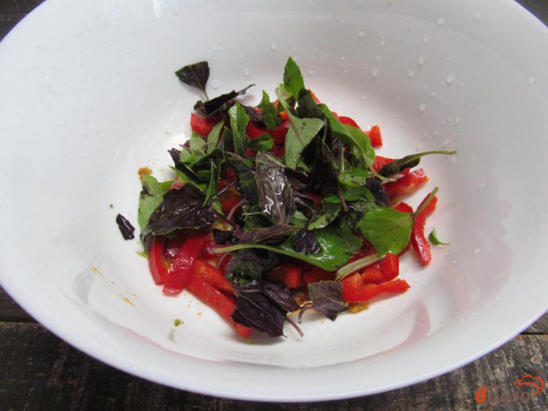 Фото приготовление рецепта: Помидорный салат с заправкой из кетчупа шаг №3