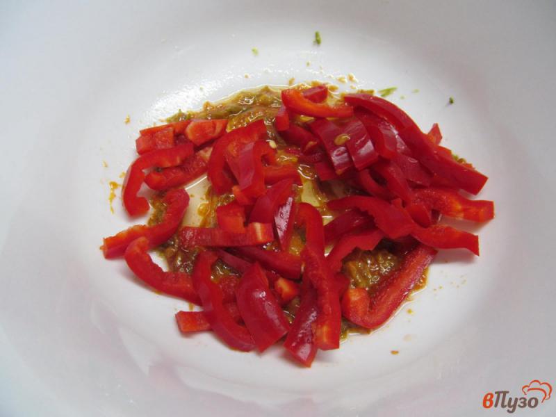 Фото приготовление рецепта: Помидорный салат с заправкой из кетчупа шаг №2
