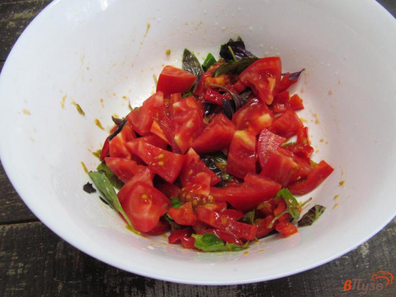 Фото приготовление рецепта: Помидорный салат с заправкой из кетчупа шаг №4