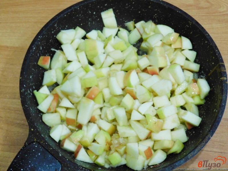 Фото приготовление рецепта: Рисовая каша с карамелизированными яблоками шаг №6