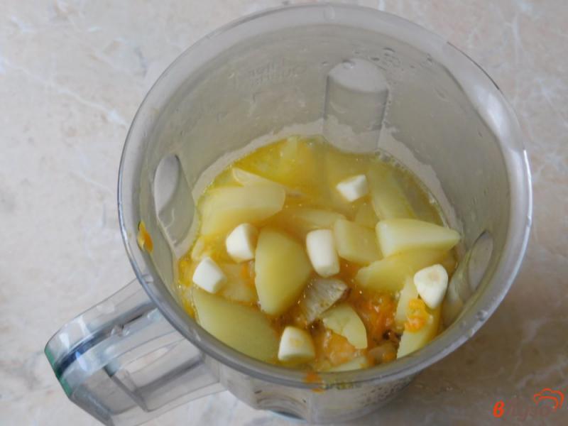 Фото приготовление рецепта: Грибной крем-суп с сухариками шаг №4