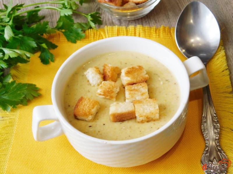 Фото приготовление рецепта: Грибной крем-суп с сухариками шаг №7
