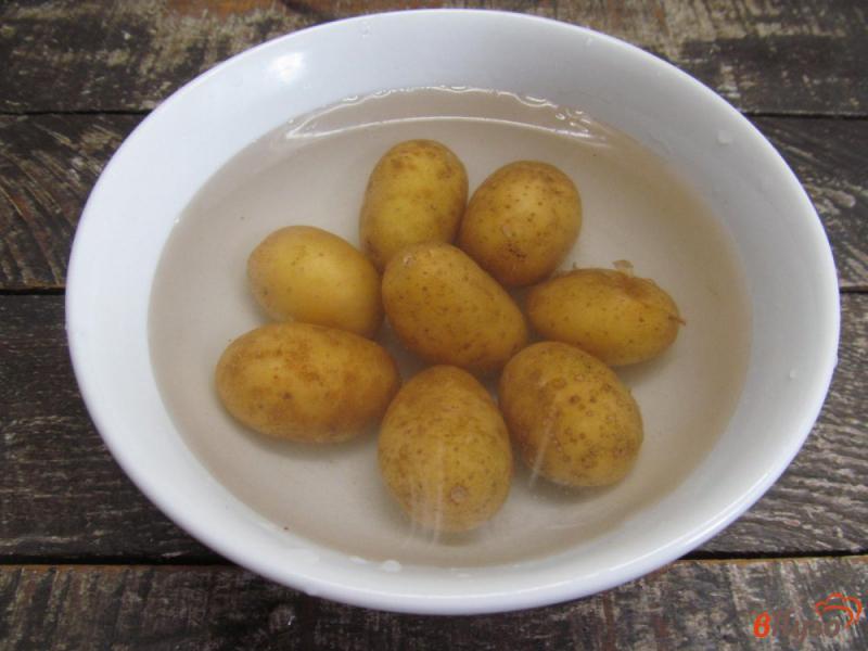 Фото приготовление рецепта: Жареный молодой картофель с голубым сыром шаг №1