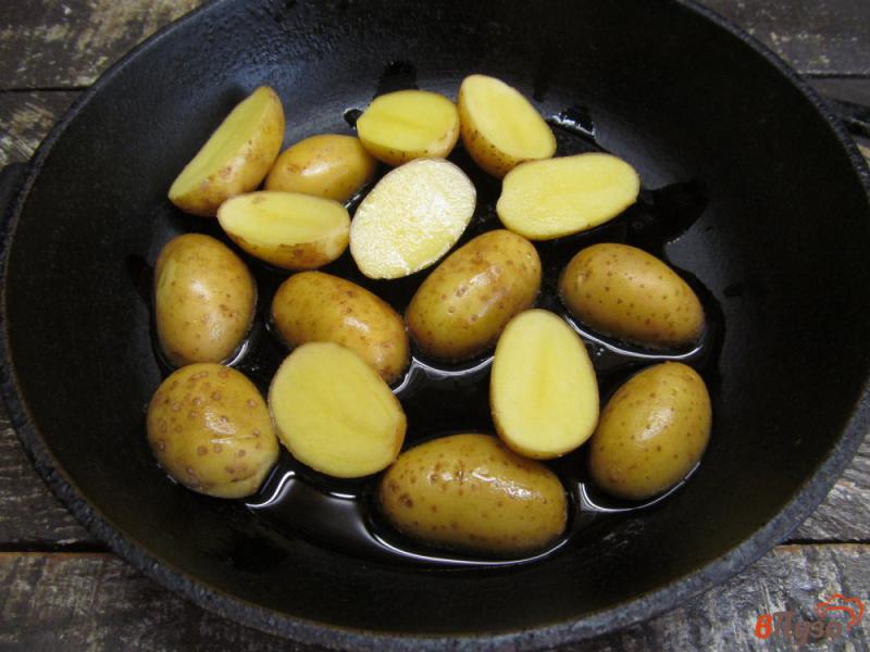 Фото приготовление рецепта: Жареный молодой картофель с голубым сыром шаг №2