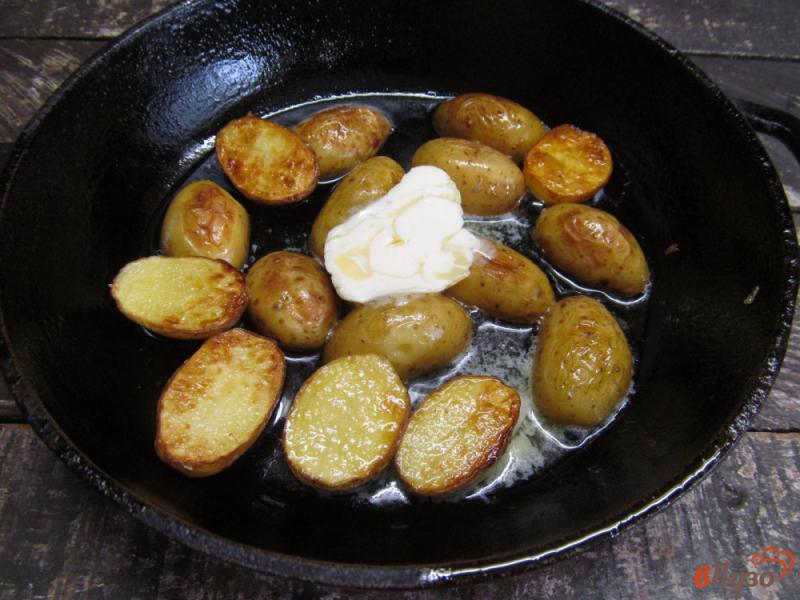 Фото приготовление рецепта: Жареный молодой картофель с голубым сыром шаг №3