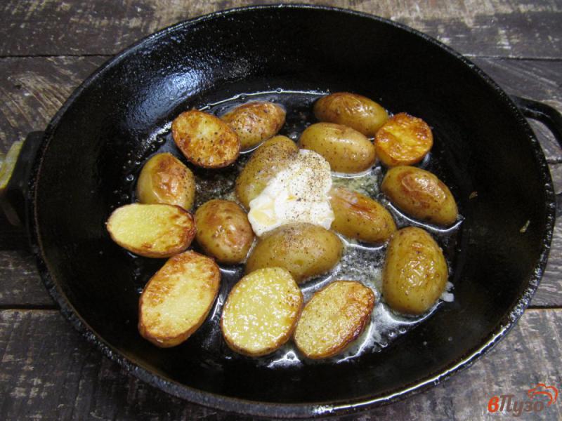 Фото приготовление рецепта: Жареный молодой картофель с голубым сыром шаг №4