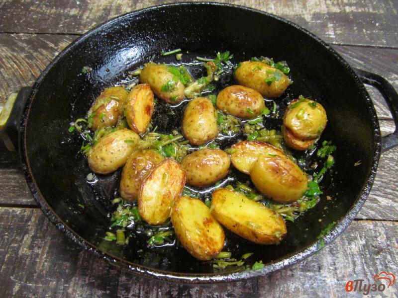 Фото приготовление рецепта: Жареный молодой картофель с голубым сыром шаг №5