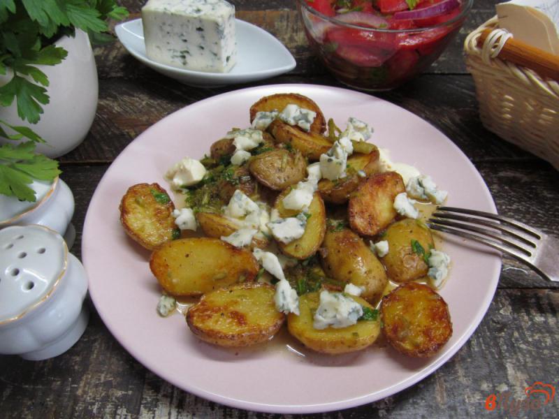 Фото приготовление рецепта: Жареный молодой картофель с голубым сыром шаг №6