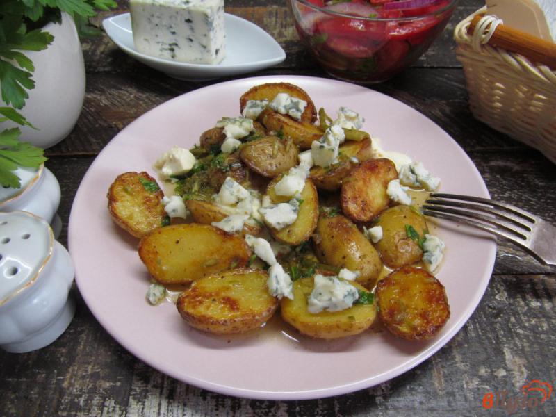 Фото приготовление рецепта: Жареный молодой картофель с голубым сыром шаг №7