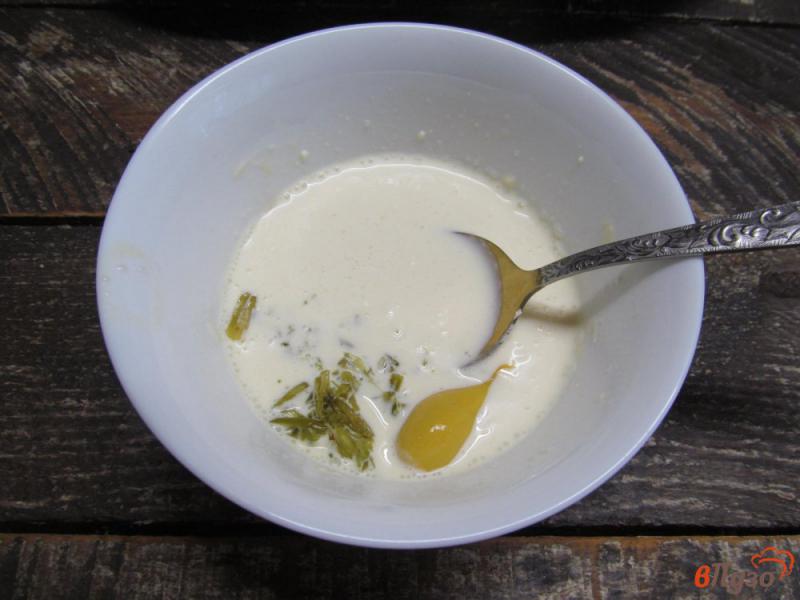 Фото приготовление рецепта: Запеченные баклажаны под соусом из йогурта с огурцом шаг №4