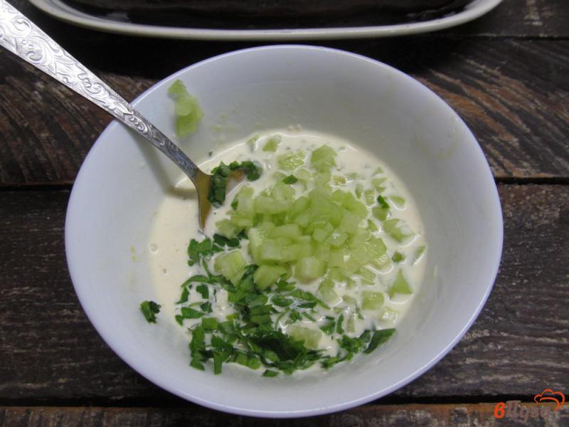 Фото приготовление рецепта: Запеченные баклажаны под соусом из йогурта с огурцом шаг №5