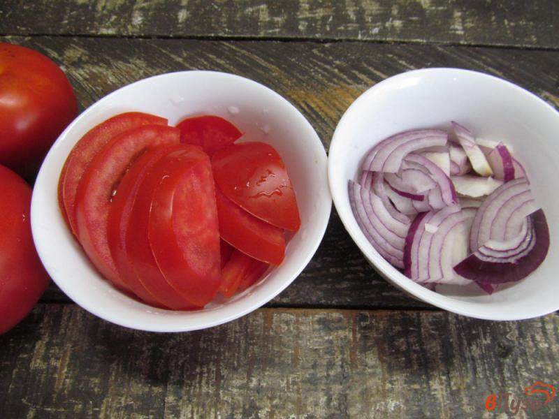 Фото приготовление рецепта: Маринованные помидоры с луком шаг №1
