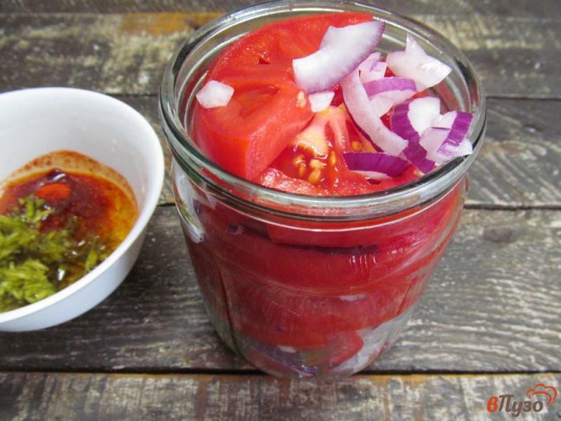 Фото приготовление рецепта: Маринованные помидоры с луком шаг №3