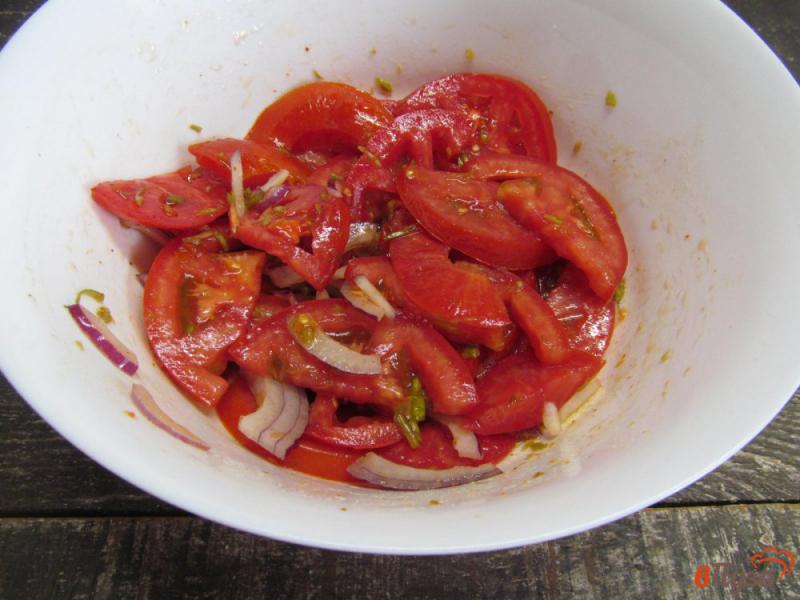 Фото приготовление рецепта: Маринованные помидоры с луком шаг №4