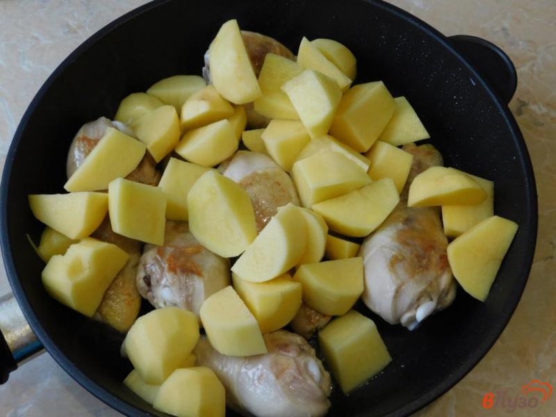 Фото приготовление рецепта: Куриные голени с картошкой шаг №4