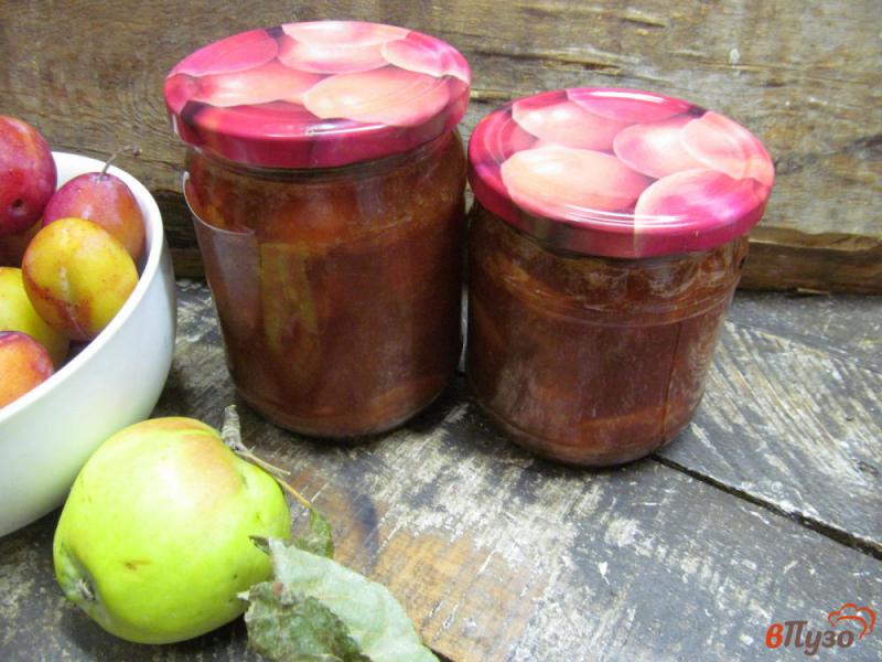 Фото приготовление рецепта: Сливовое варенье с яблоком и тимьяном шаг №10