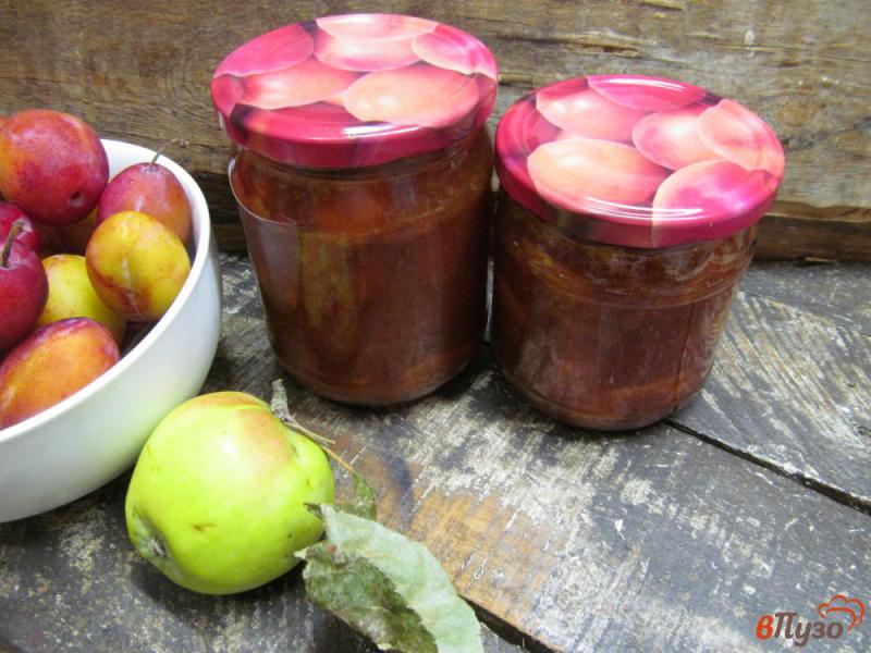 Фото приготовление рецепта: Сливовое варенье с яблоком и тимьяном шаг №9