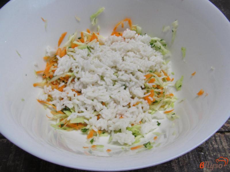 Фото приготовление рецепта: Салат из риса с капустой шаг №4