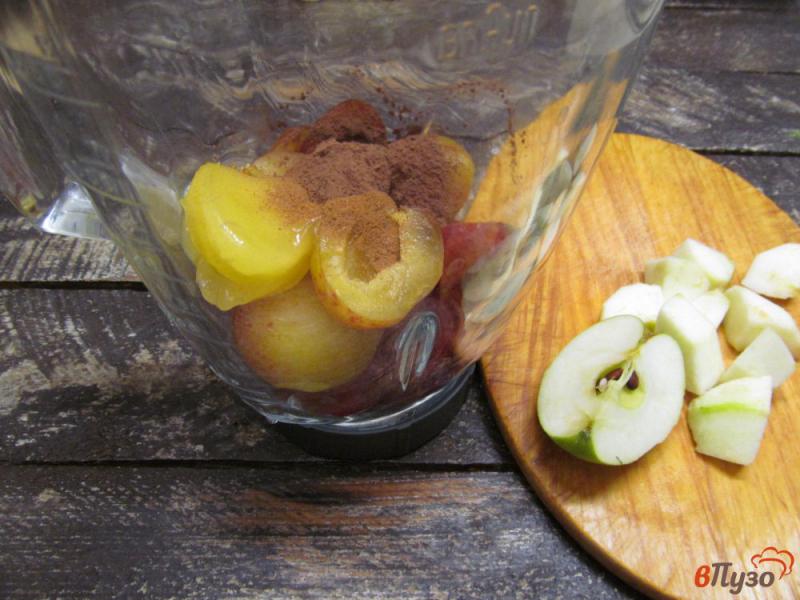 Фото приготовление рецепта: Смузи сливово-яблочный с какао и корицей шаг №2