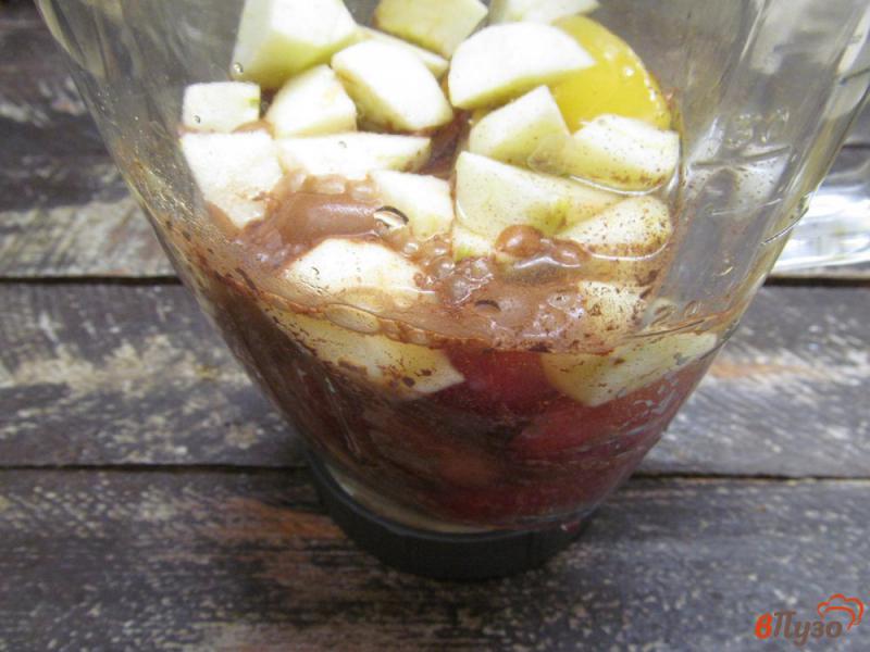 Фото приготовление рецепта: Смузи сливово-яблочный с какао и корицей шаг №3
