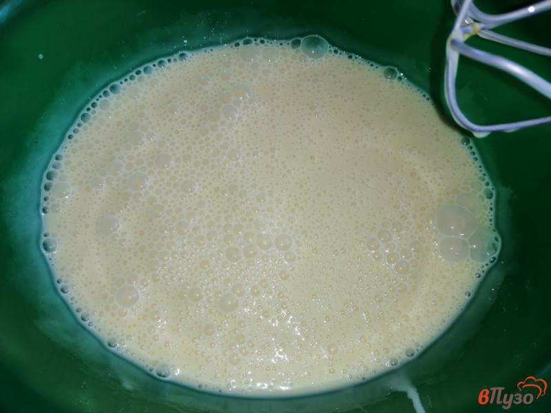 Фото приготовление рецепта: Пирог с вишней на сгущенном молоке шаг №3