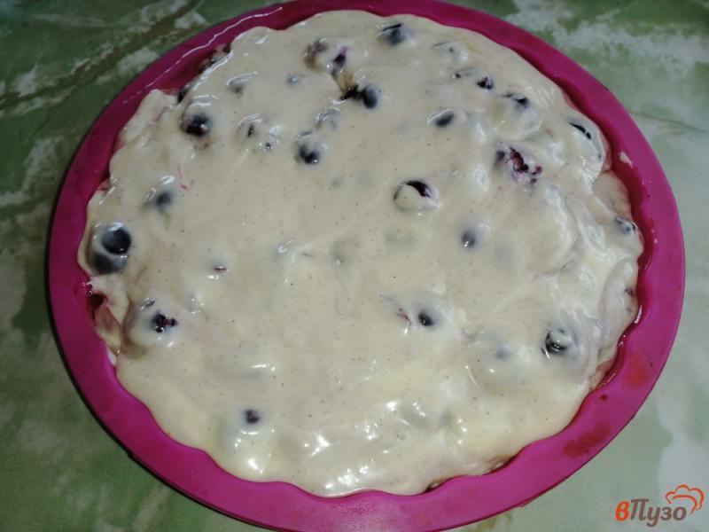 Фото приготовление рецепта: Пирог с вишней на сгущенном молоке шаг №10