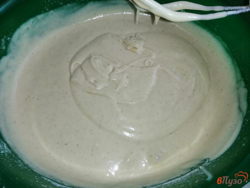 Фото приготовление рецепта: Пирог с вишней на сгущенном молоке шаг №5