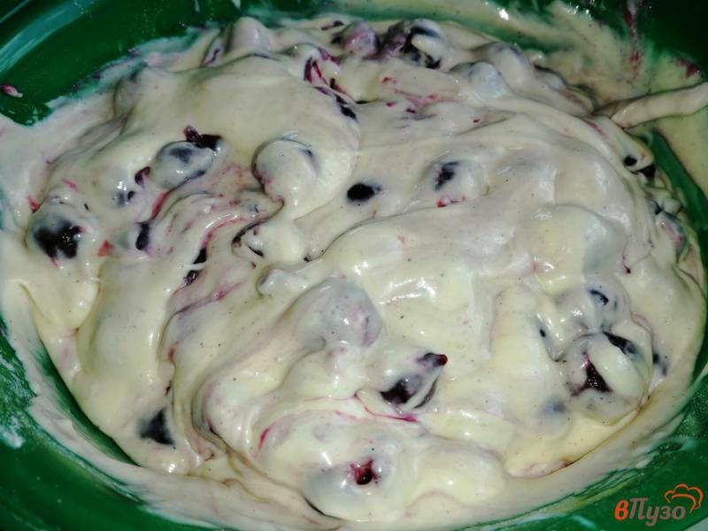 Фото приготовление рецепта: Пирог с вишней на сгущенном молоке шаг №9