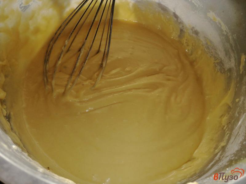 Фото приготовление рецепта: Бисквитный пирог с малиной шаг №5