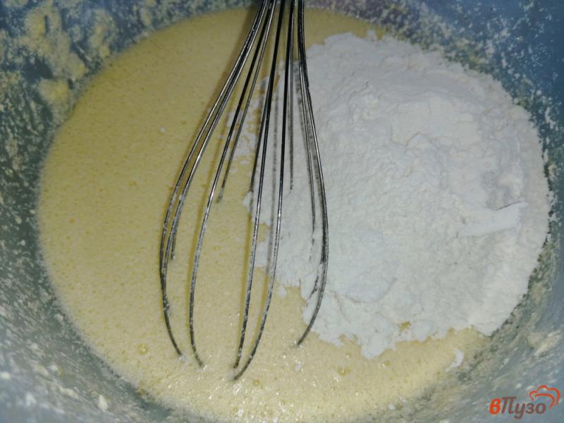 Фото приготовление рецепта: Бисквитный пирог с малиной шаг №4
