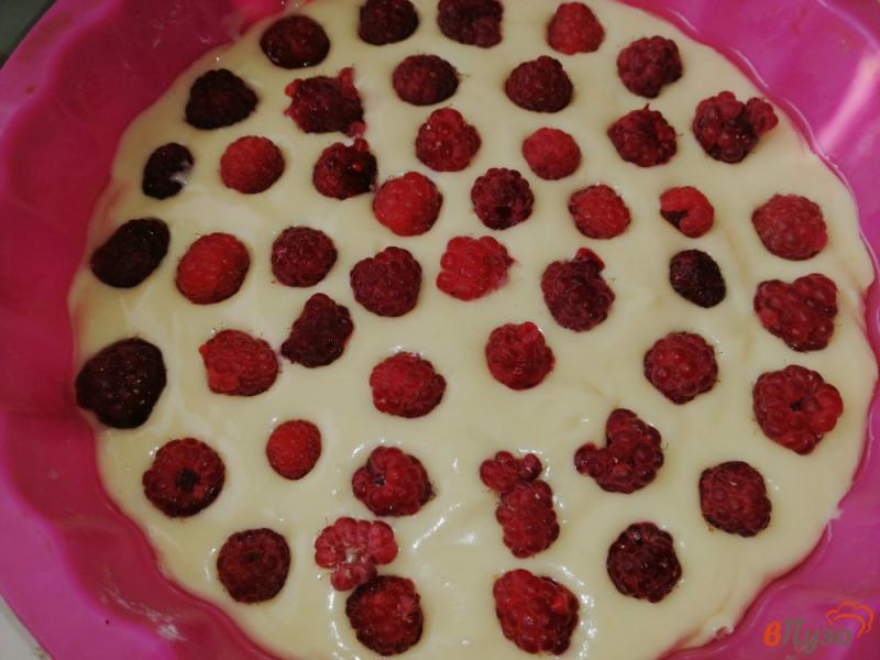 Фото приготовление рецепта: Бисквитный пирог с малиной шаг №6