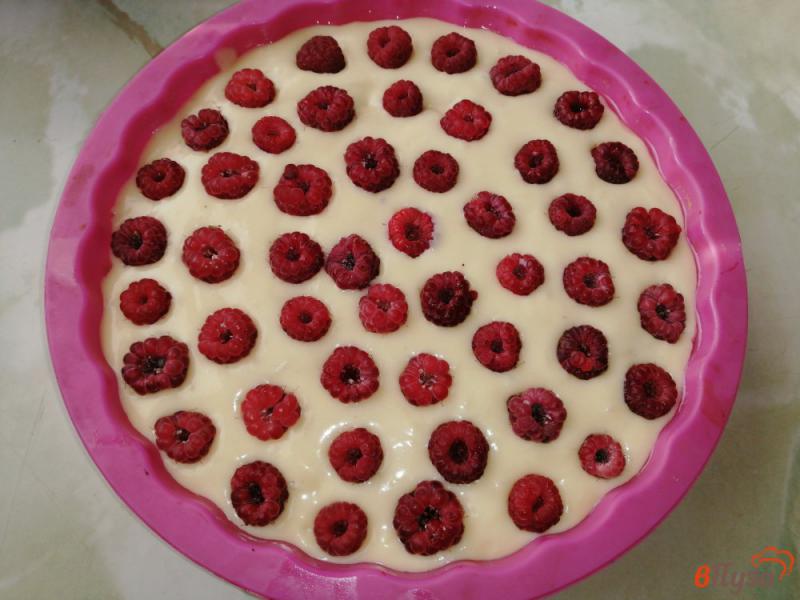 Фото приготовление рецепта: Бисквитный пирог с малиной шаг №8