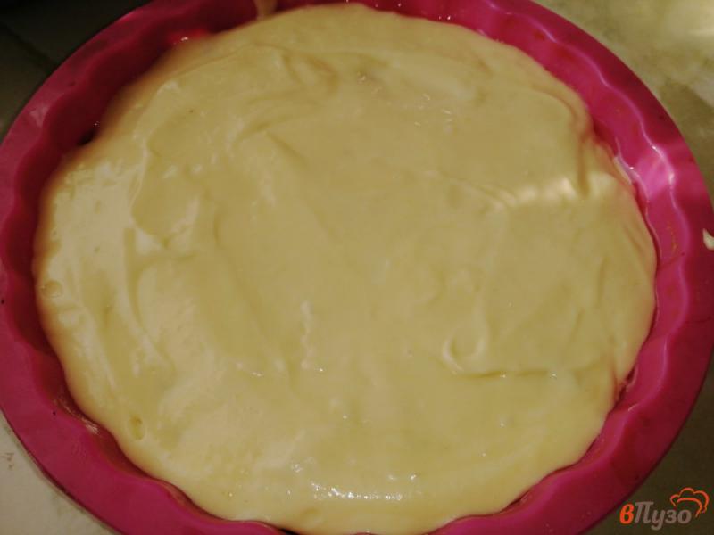 Фото приготовление рецепта: Бисквитный пирог с малиной шаг №7