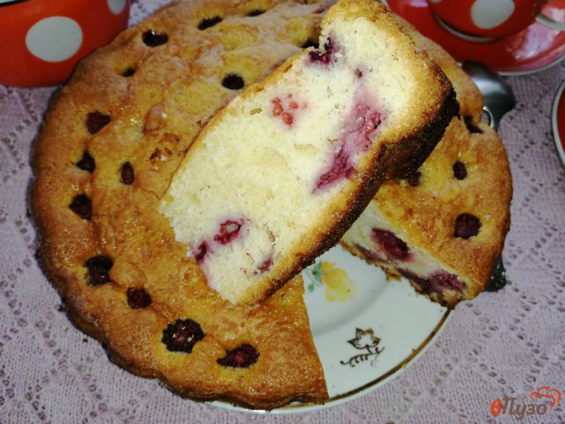 Фото приготовление рецепта: Бисквитный пирог с малиной шаг №11
