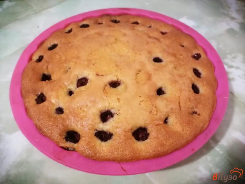 Фото приготовление рецепта: Бисквитный пирог с малиной шаг №9