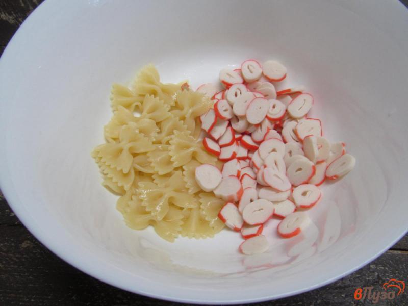 Фото приготовление рецепта: Салат из макарон с крабовыми палочками и помидором шаг №1
