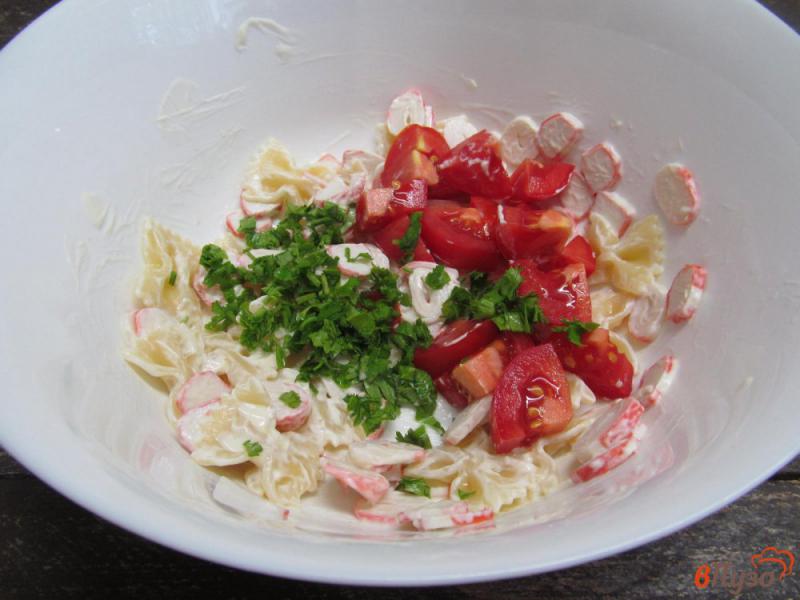 Фото приготовление рецепта: Салат из макарон с крабовыми палочками и помидором шаг №2