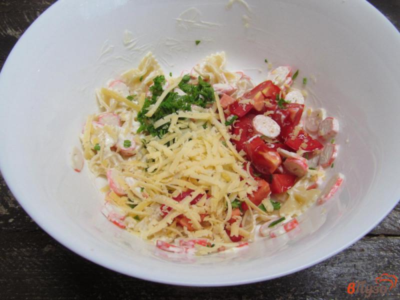 Фото приготовление рецепта: Салат из макарон с крабовыми палочками и помидором шаг №3