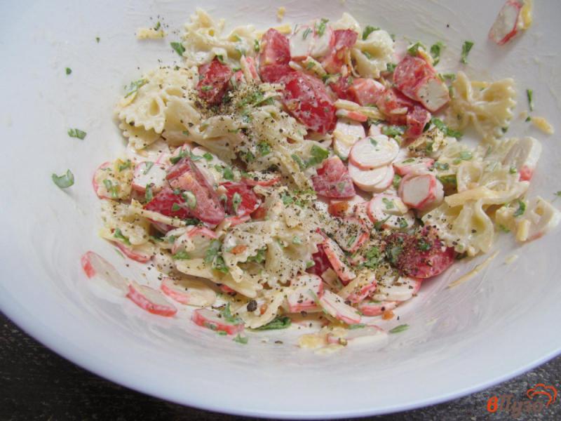 Фото приготовление рецепта: Салат из макарон с крабовыми палочками и помидором шаг №4